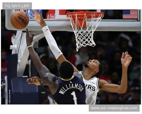 文班亚马盖帽后快攻扣篮，马刺替补席沸腾